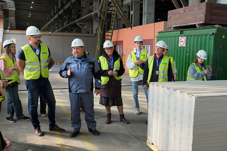 Победители конкурса журналистского мастерства «Сибирь.ПРО» посетили комбинат «Волна»